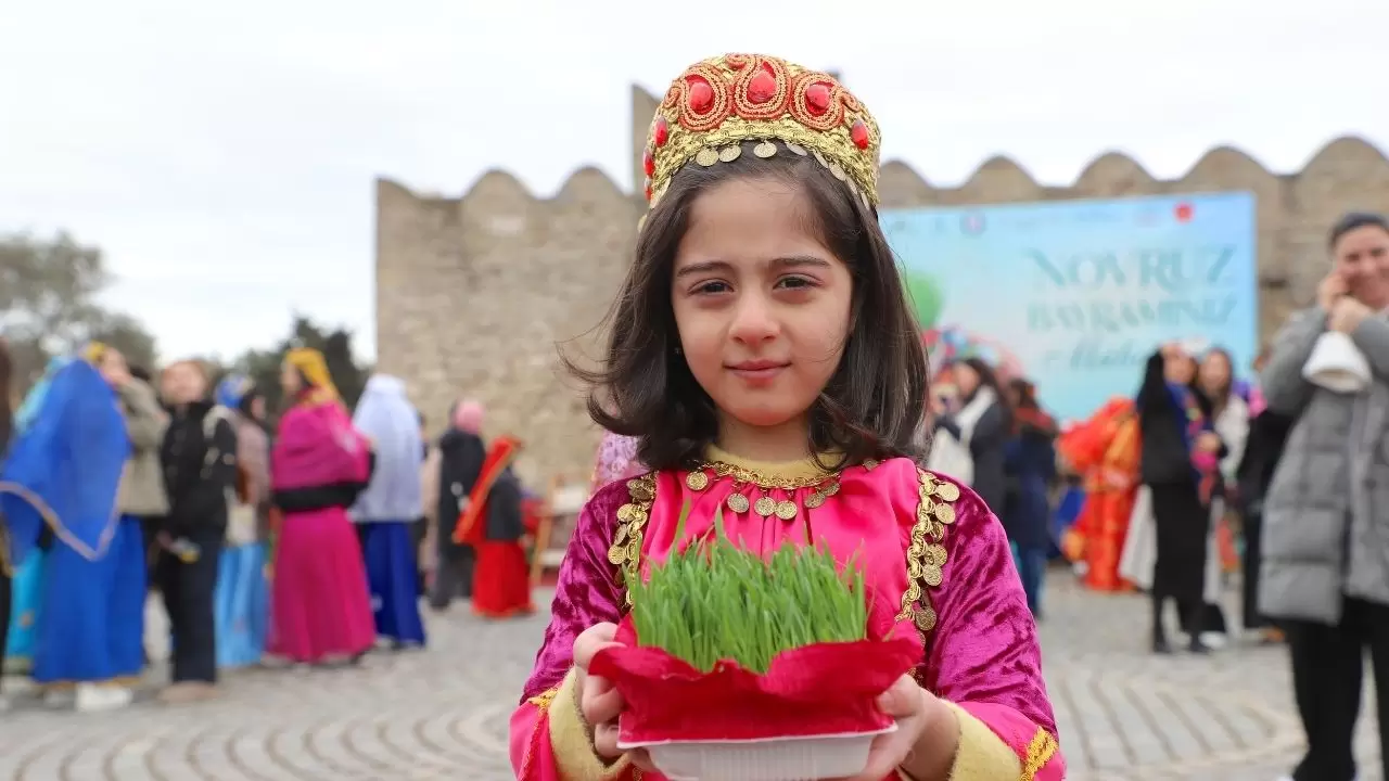 Azerbaycan’da Nevruz coşkusu tarihi Ateşgah’tan yükseldi! 2