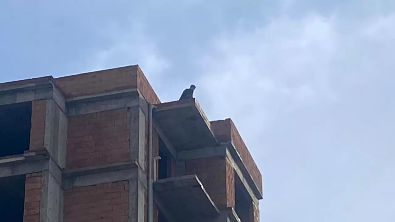 Eşi telefonu açmayınca 9. kata çıktı, ikna hattı 2 saat sürdü! 4