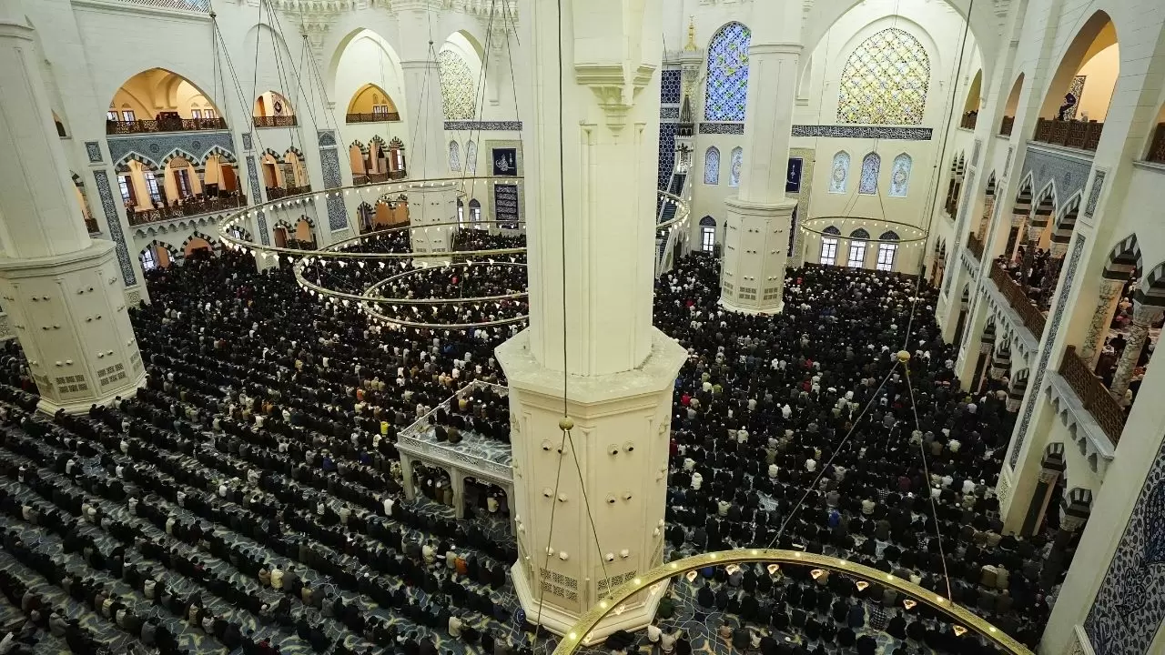 Tarihi camilerde saf tutuldu, gönüller birleşti! 12