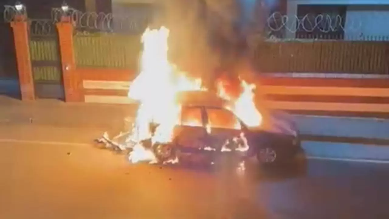 Park halindeki otomobil saniyeler içinde kül oldu! 2