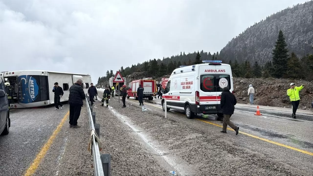 Seydişehir'de yolcu otobüsü devrildi 3