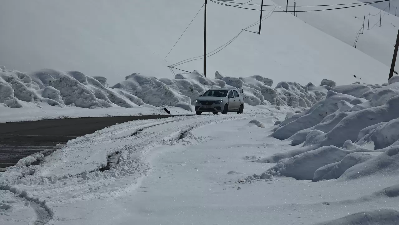 Van-Bahçesaray Karabet Geçidi’nde kar kalınlığı 3,5 metreyi aştı 5