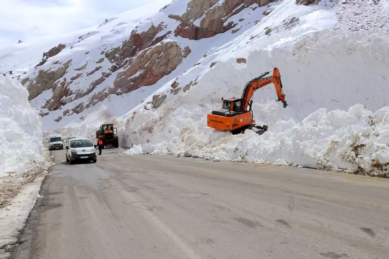 Kar 10 metreyi buldu! Ekipler Van-Hakkari yolunu açtı 5