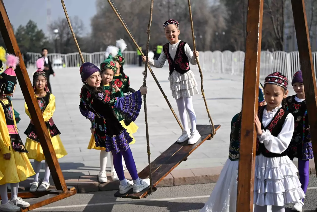 Bişkek’te Sümölök tadında bayram! Geleneksel yarışmalar Ala Too Meydanı’nı salladı 8