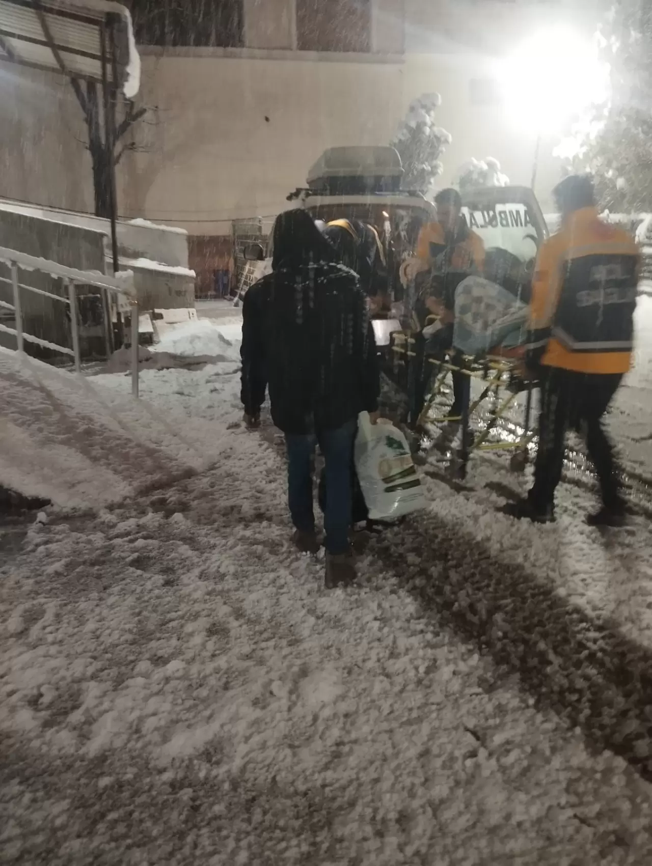 Siirt'te karla mücadele sürüyor: Mahsur kalan vatandaşlar kurtarıldı 1