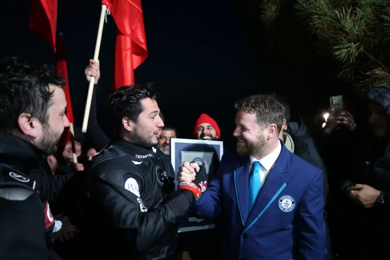 Çanakkale şehitlerinin anısına dünya rekoru kırdı: 36 saat su altında kaldı 17