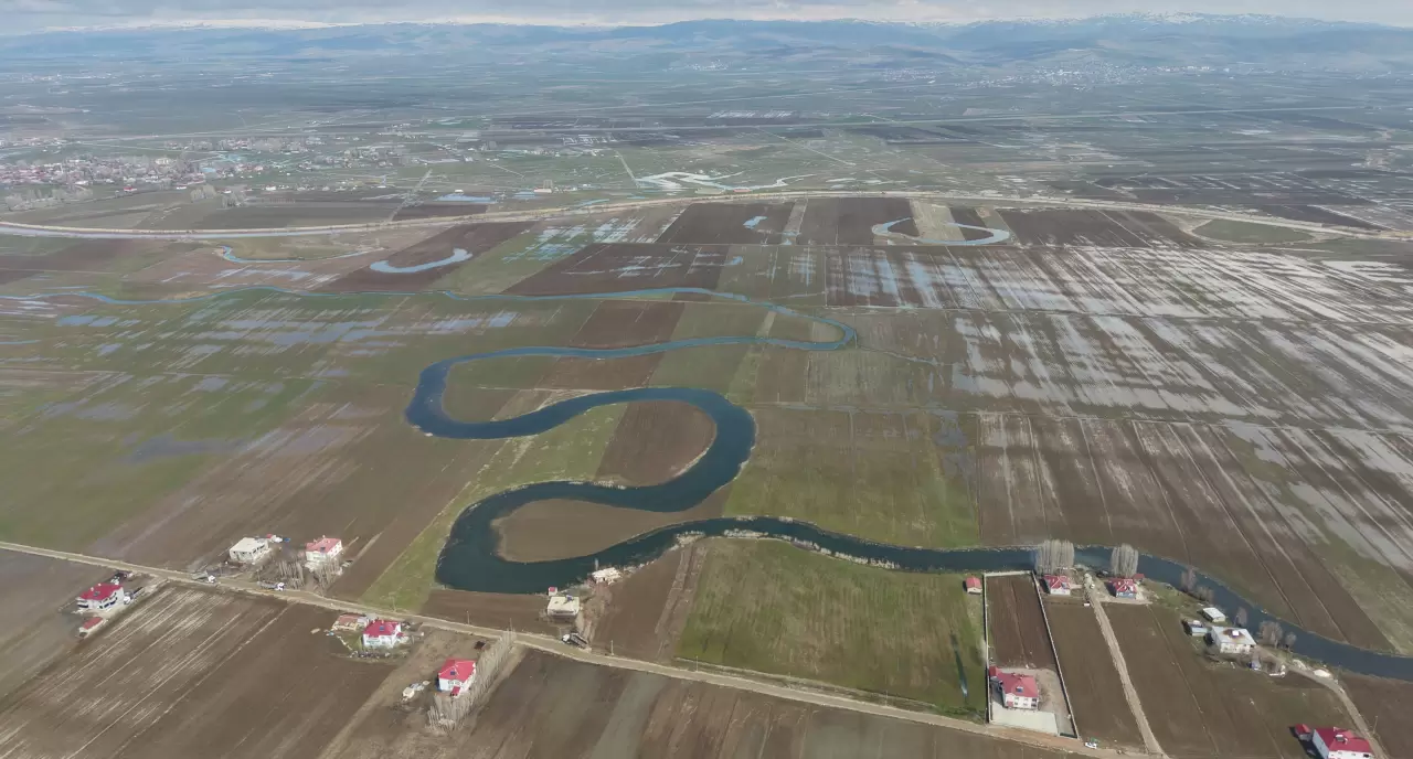 Eriyen kar suları Muş'ta tarım alanlarını tehdit ediyor 2