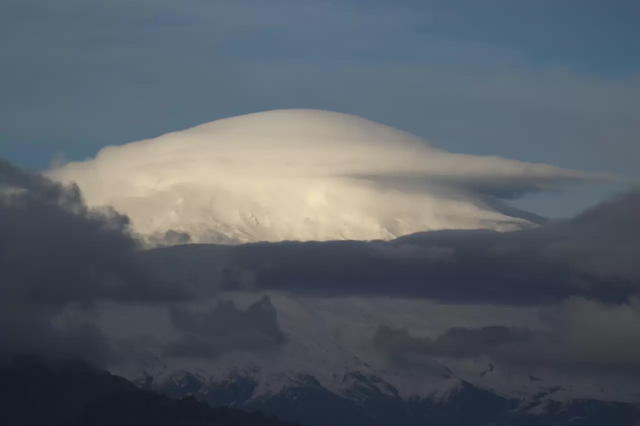 Ağrı Dağı zirvesindeki mercek bulutu kartpostallık manzara oluşturdu 2