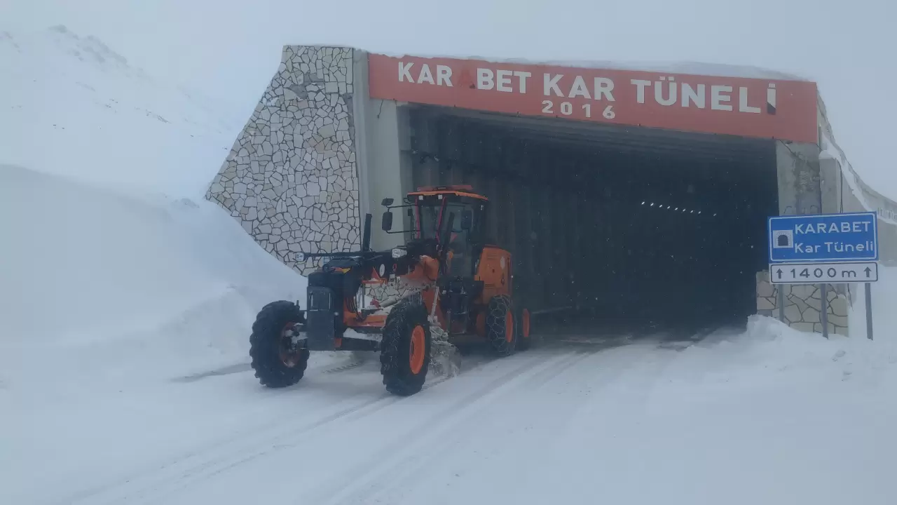 Van-Bahçesaray Karabet Geçidi’nde kar kalınlığı 3,5 metreyi aştı 8