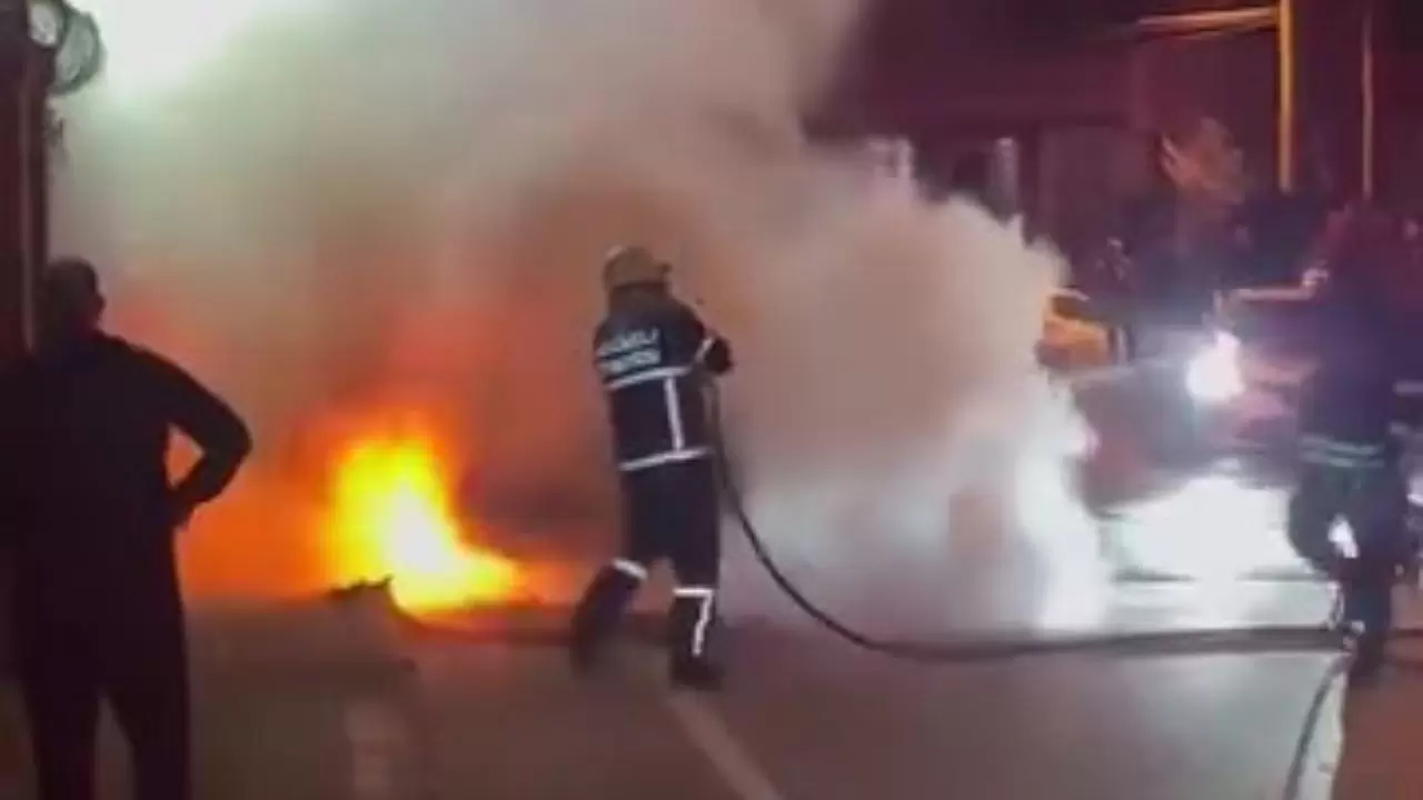 Park halindeki otomobil saniyeler içinde kül oldu! 3