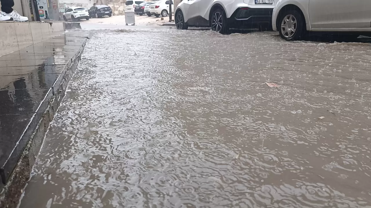 Şanlıurfa'da Ramazan Bayramı sel felaketiyle başladı: Cadde ve sokaklar göle döndü! 1