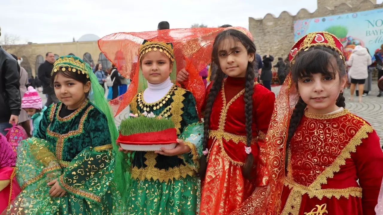Azerbaycan’da Nevruz coşkusu tarihi Ateşgah’tan yükseldi! 4