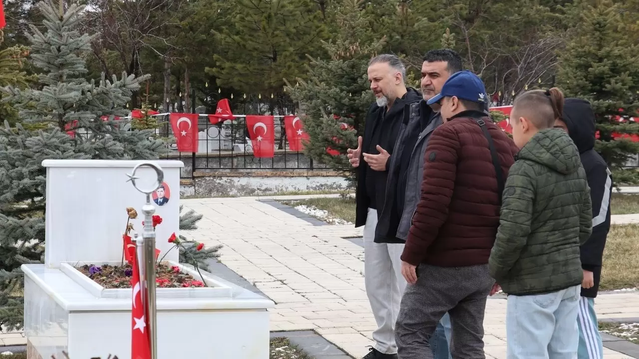 Sivas Şehitliğinde gözyaşları sel oldu! 3