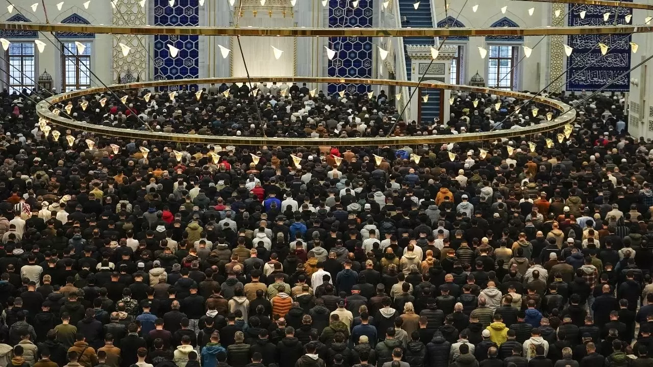 Tarihi camilerde saf tutuldu, gönüller birleşti! 11