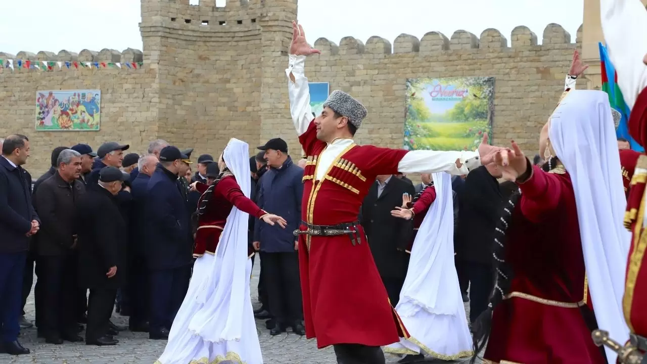Azerbaycan’da Nevruz coşkusu tarihi Ateşgah’tan yükseldi! 10