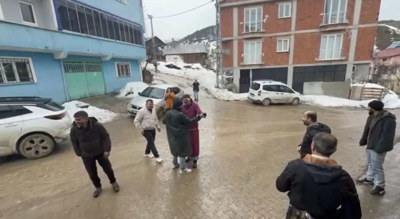 Yaşlılar anlattı, gençler oynadı: Asırlık saya oyunu yeniden sahnelendi 3
