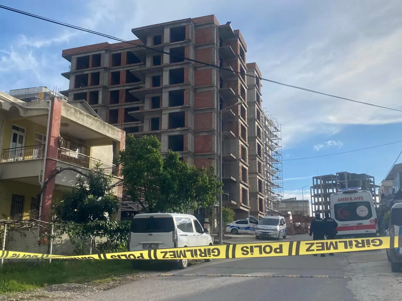 Eşi telefonu açmayınca 9. kata çıktı, ikna hattı 2 saat sürdü! 3