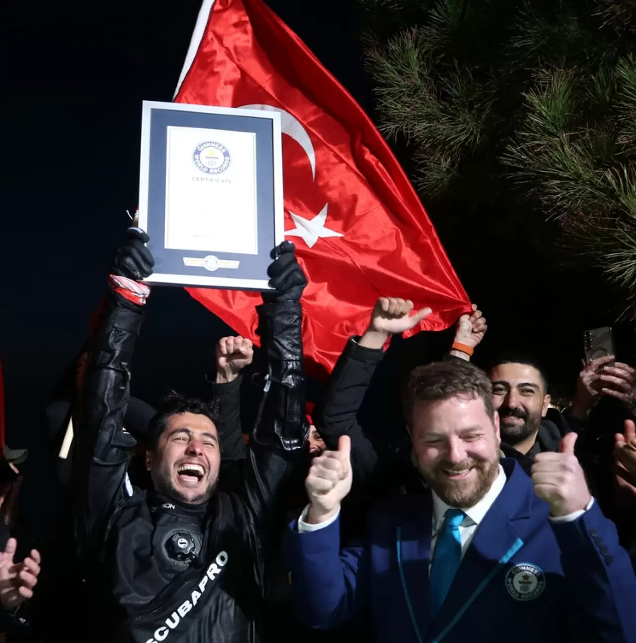 Çanakkale şehitlerinin anısına dünya rekoru kırdı: 36 saat su altında kaldı 16