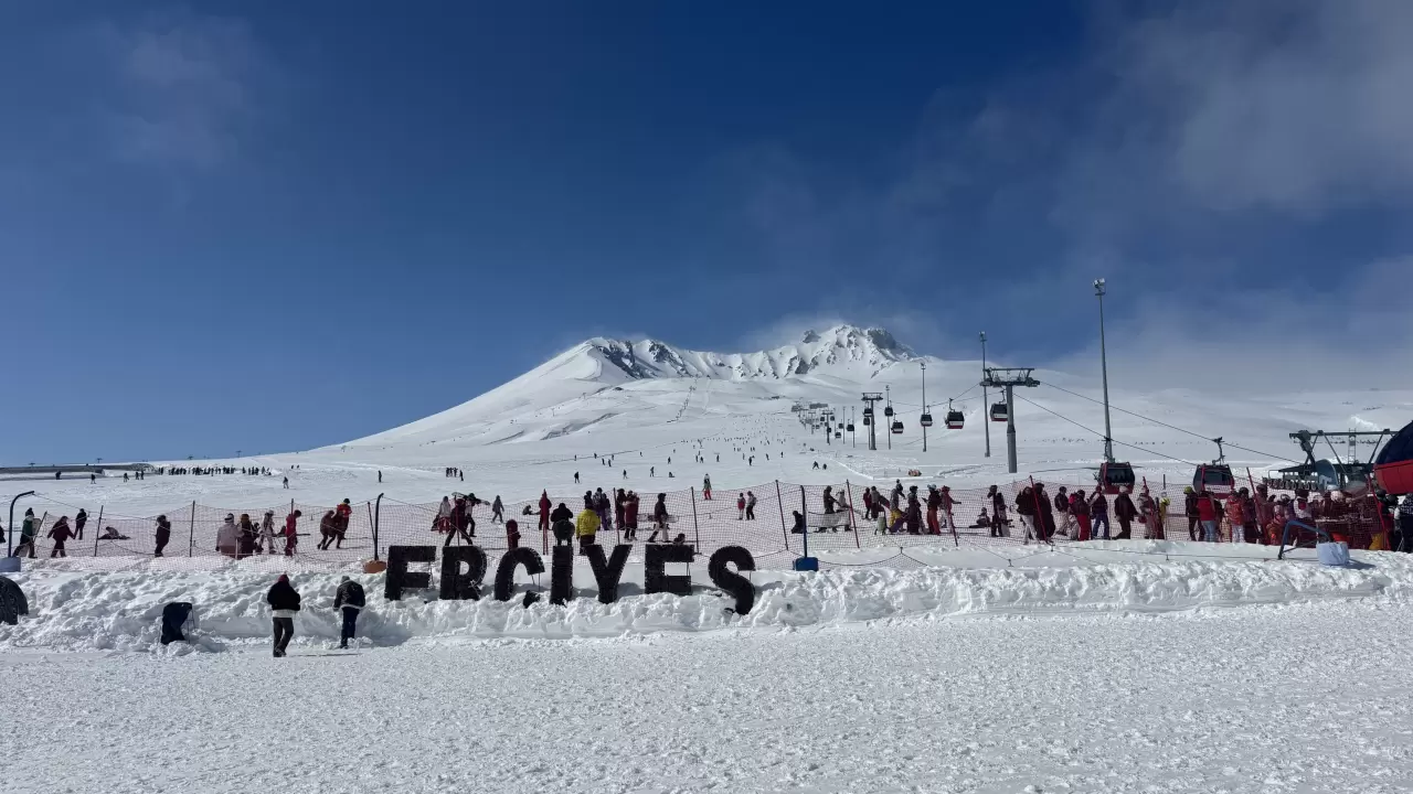 Erciyes Kayak Merkezi'nde sezon tam gaz devam ediyor: Kayakseverler pistleri doldurdu! 4