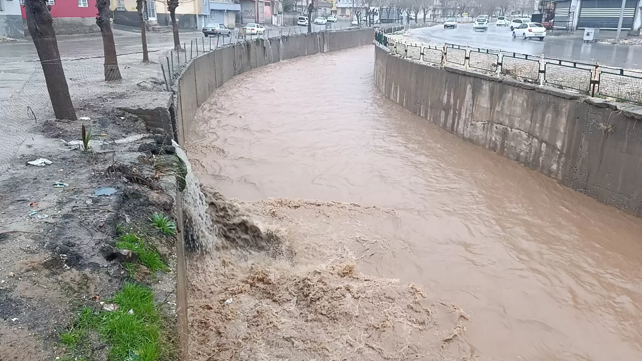 Şanlıurfa'da Ramazan Bayramı sel felaketiyle başladı: Cadde ve sokaklar göle döndü! 4