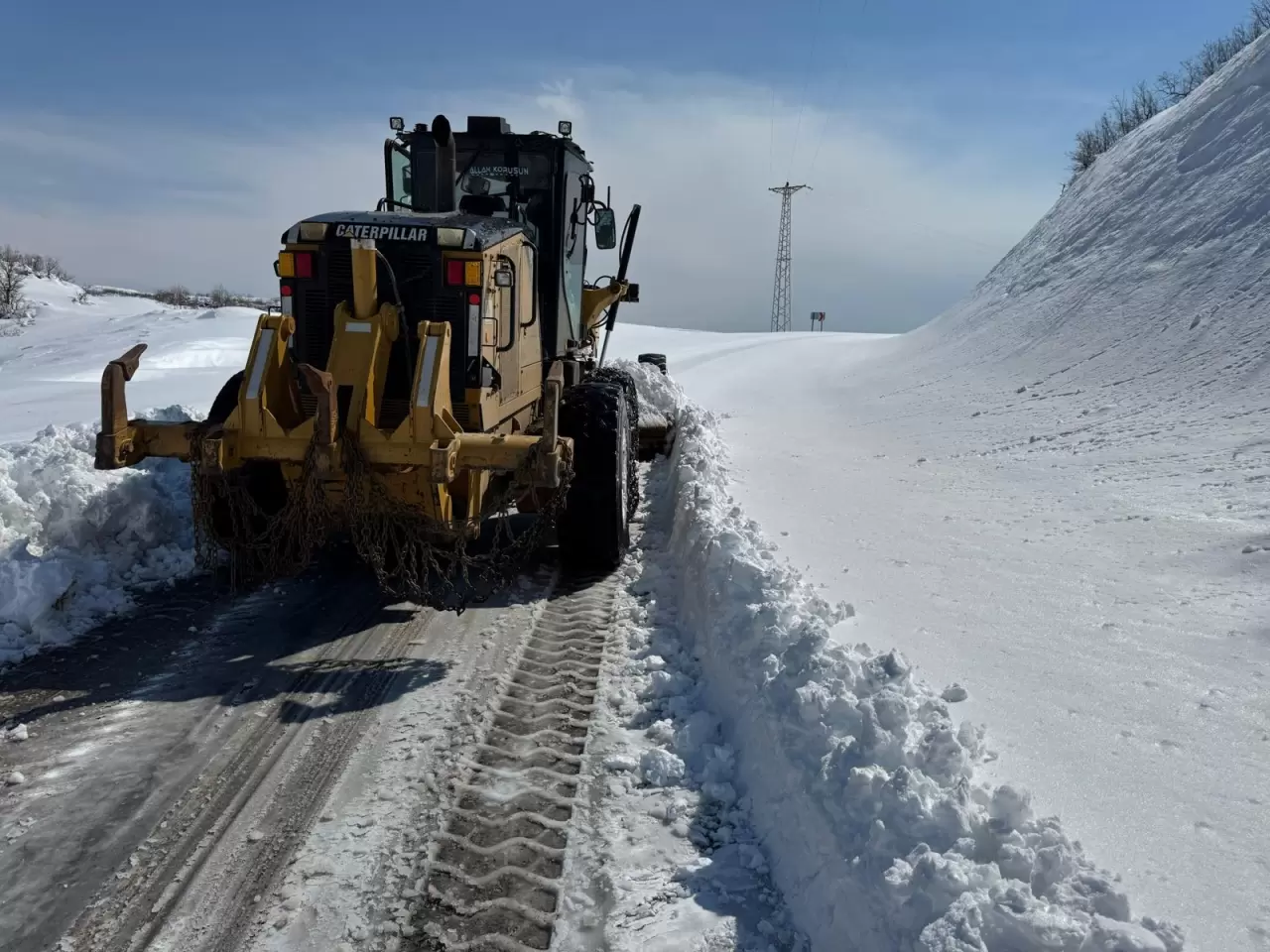 Siirt'te karla mücadele sürüyor: Mahsur kalan vatandaşlar kurtarıldı 4