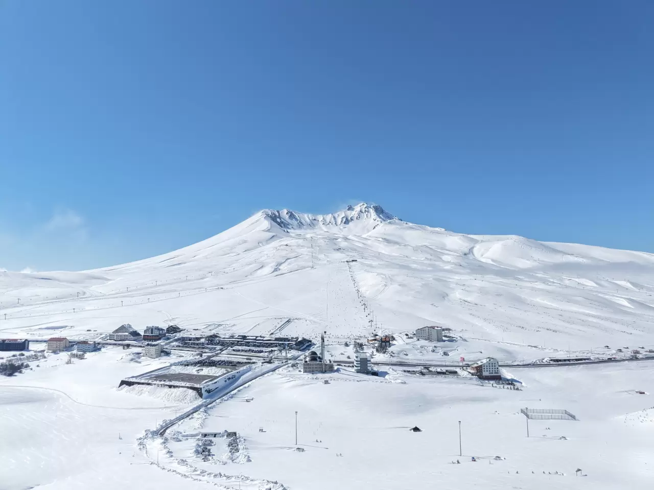 Erciyes Kayak Merkezi'nde sezon tam gaz devam ediyor: Kayakseverler pistleri doldurdu! 7