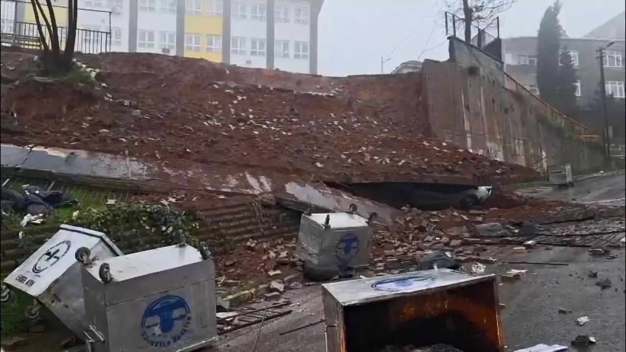 Yağmurun şiddeti istinat duvarını yıktı! 6