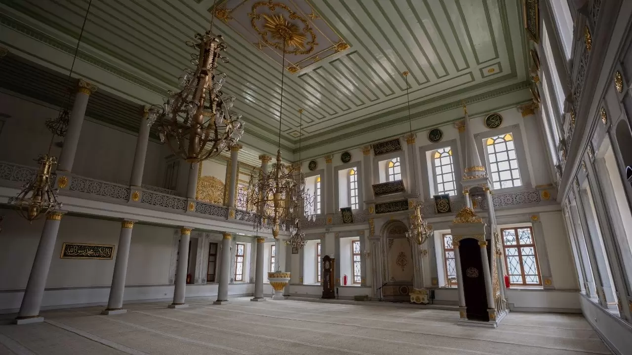 Boğaz’ın sahil sarayı gibi yükselen ibadetgahı 1