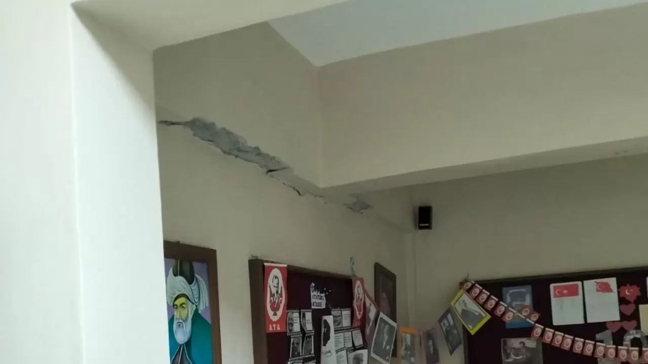 Okul duvarları çatladı, alçı ve sıvalar döküldü 1