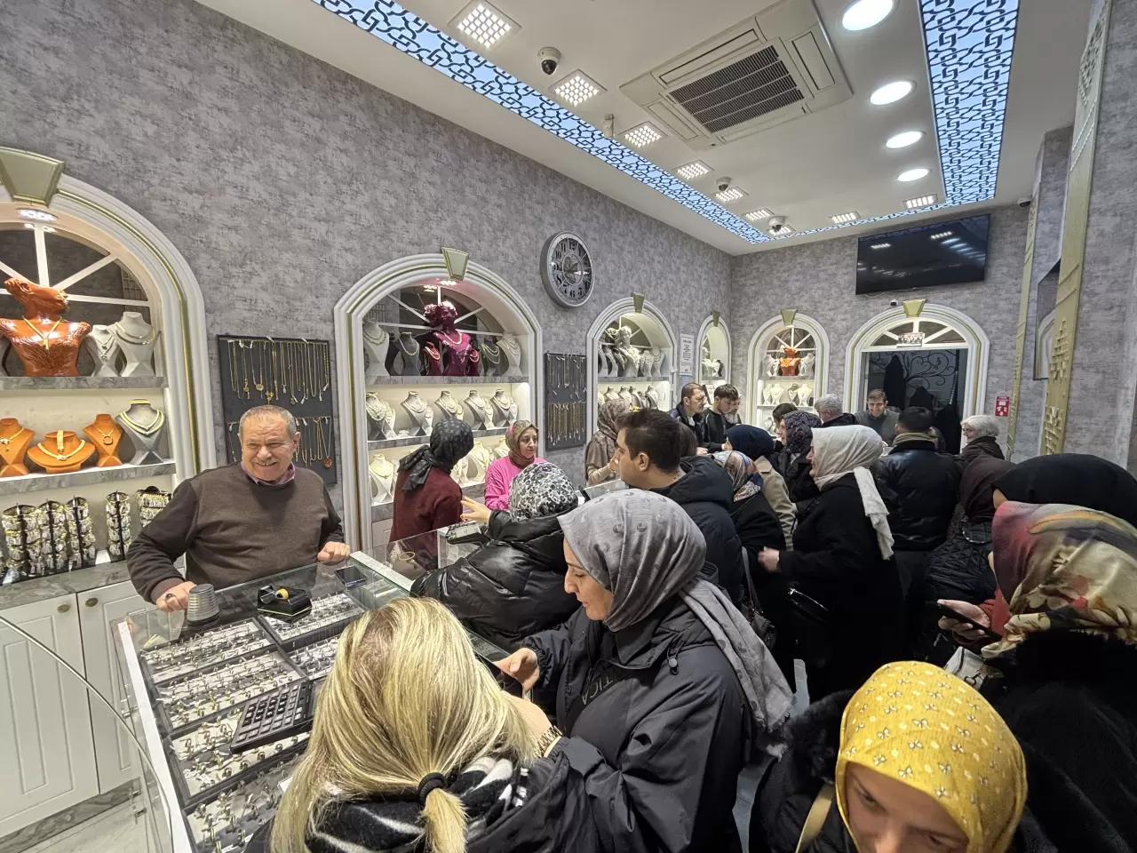 Altın fiyatları düştü! Kocaeli'de kuyumcu kuyrukları uzadı 2