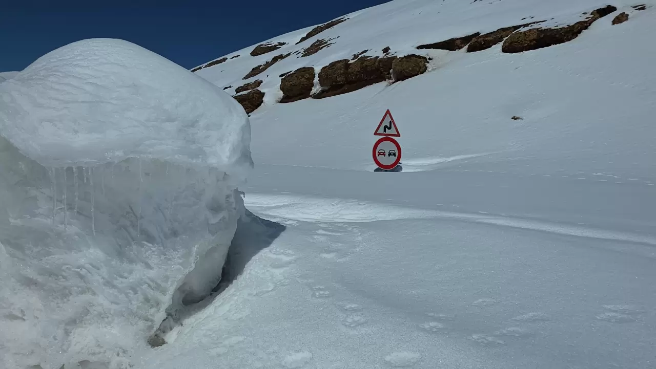 Van-Bahçesaray Karabet Geçidi’nde kar kalınlığı 3,5 metreyi aştı 4