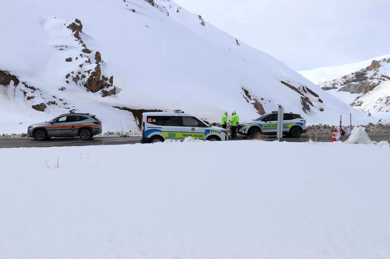 Kar 10 metreyi buldu! Ekipler Van-Hakkari yolunu açtı 7