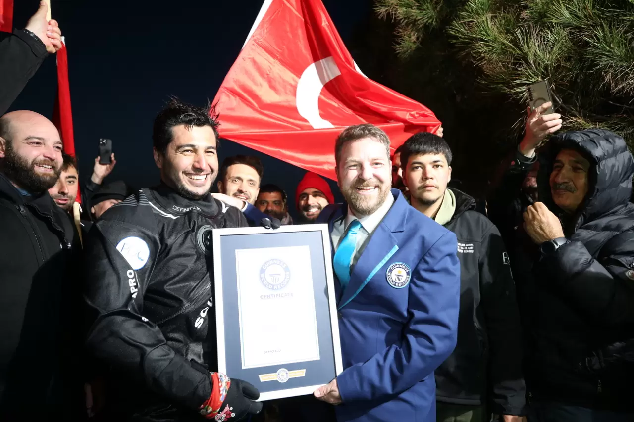 Çanakkale şehitlerinin anısına dünya rekoru kırdı: 36 saat su altında kaldı 14