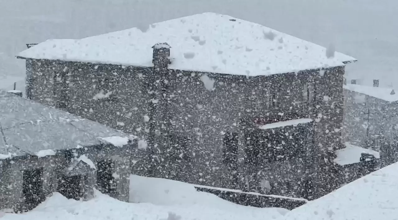 Yüksekova'ya kış geri geldi: Kar kalınlığı 20 santimi aştı 7