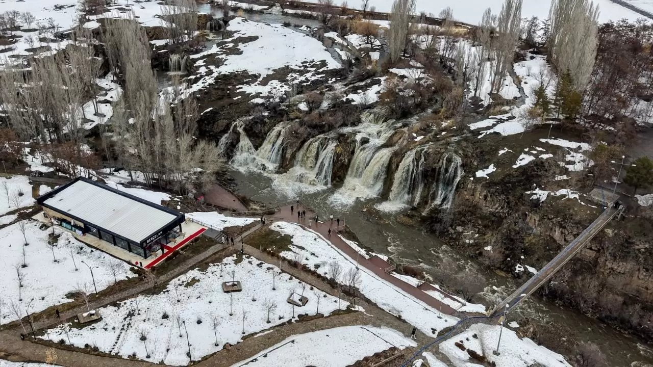 Muradiye Şelalesi hiç bu kadar coşkulu akmamıştı 7