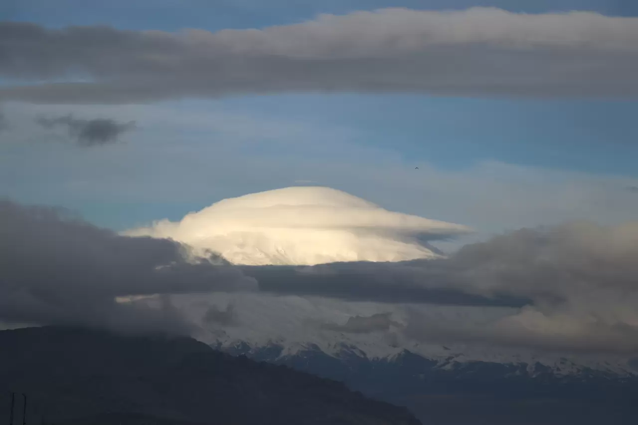 Ağrı Dağı zirvesindeki mercek bulutu kartpostallık manzara oluşturdu 3