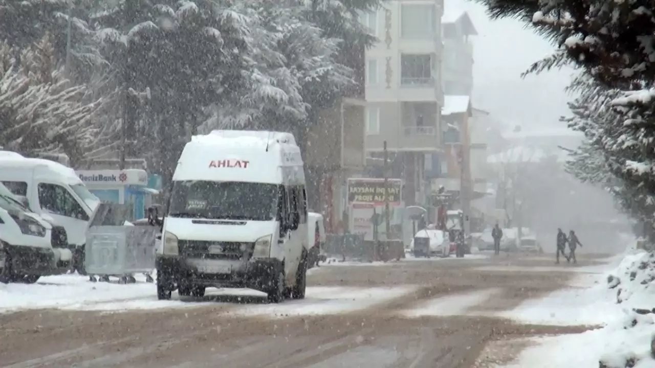 Köy yolları kar nedeniyle ulaşıma kapandı 3