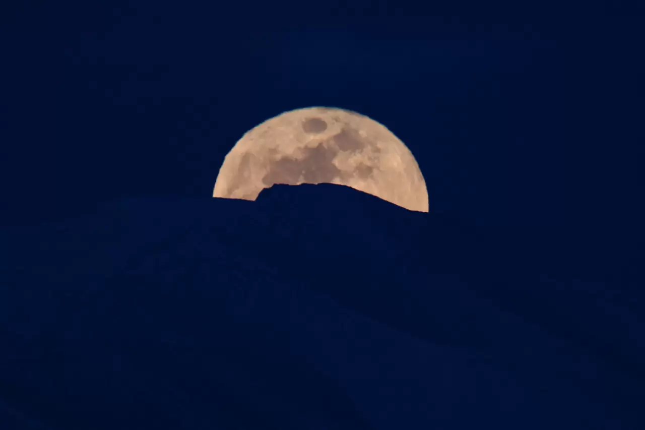 Edremit'te karlı dağın ardındaki dolunay göz kamaştırdı 1