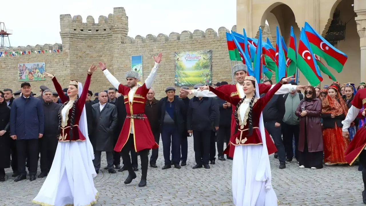Azerbaycan’da Nevruz coşkusu tarihi Ateşgah’tan yükseldi! 3
