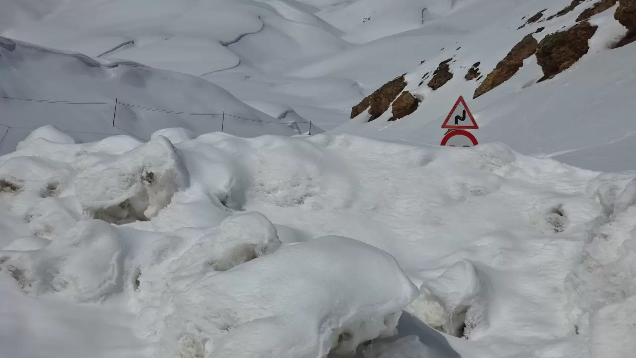 Van-Bahçesaray Karabet Geçidi’nde kar kalınlığı 3,5 metreyi aştı 6