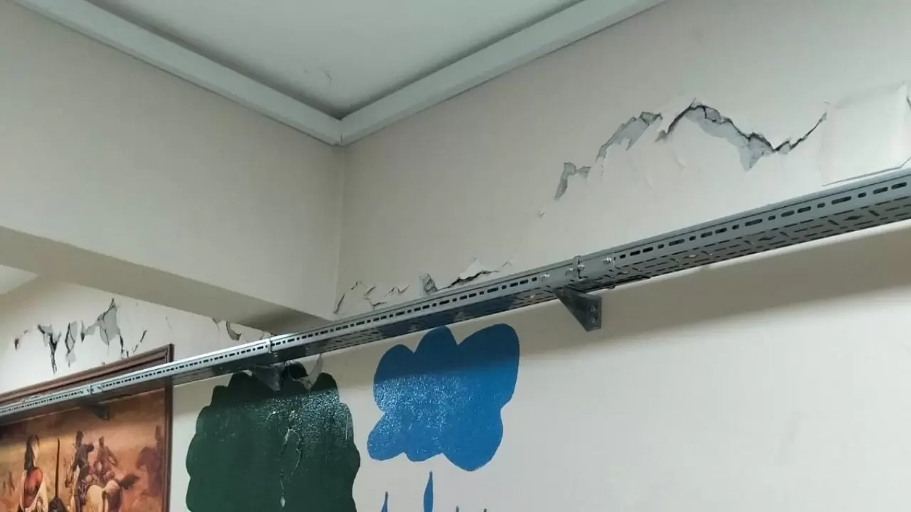 Okul duvarları çatladı, alçı ve sıvalar döküldü 3