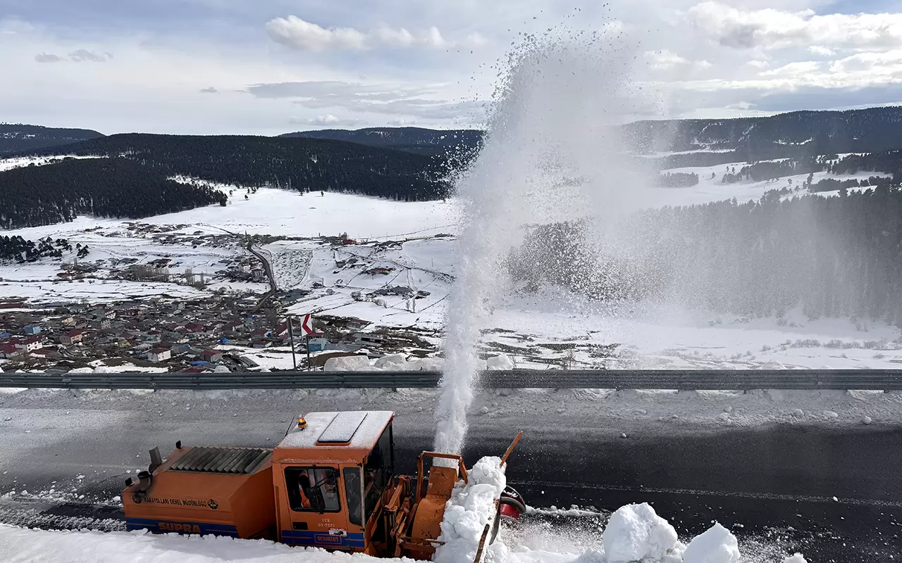Kar nedeniyle 3,5 aydır kapalı olan Bülbülan Geçidi’nde yoğun çalışma 5
