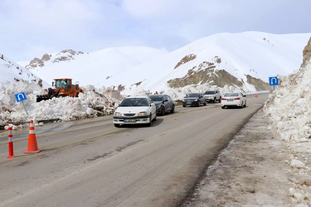 Kar 10 metreyi buldu! Ekipler Van-Hakkari yolunu açtı 6