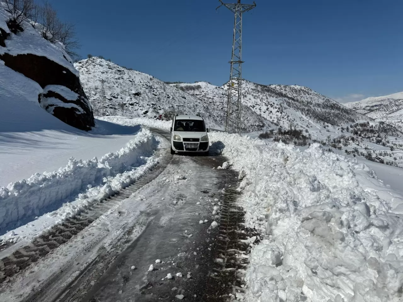Siirt'te karla mücadele sürüyor: Mahsur kalan vatandaşlar kurtarıldı 5