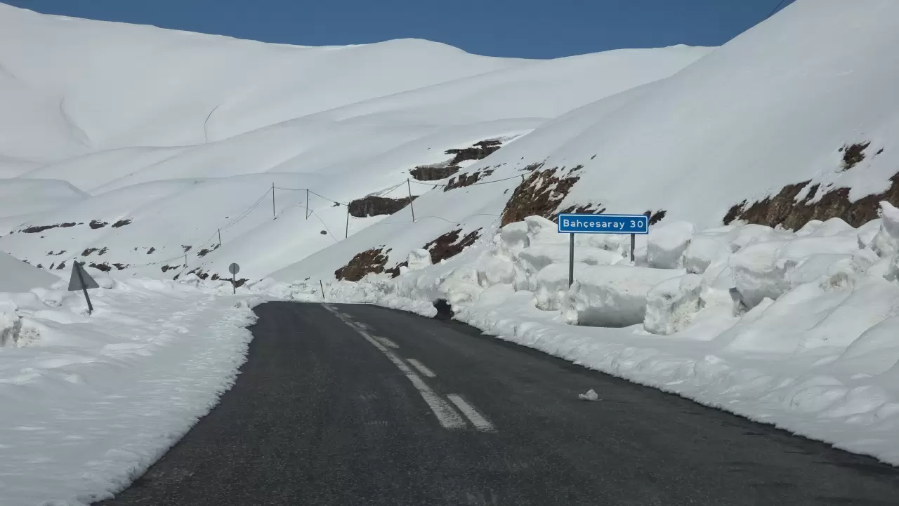 Van-Bahçesaray Karabet Geçidi’nde kar kalınlığı 3,5 metreyi aştı 7