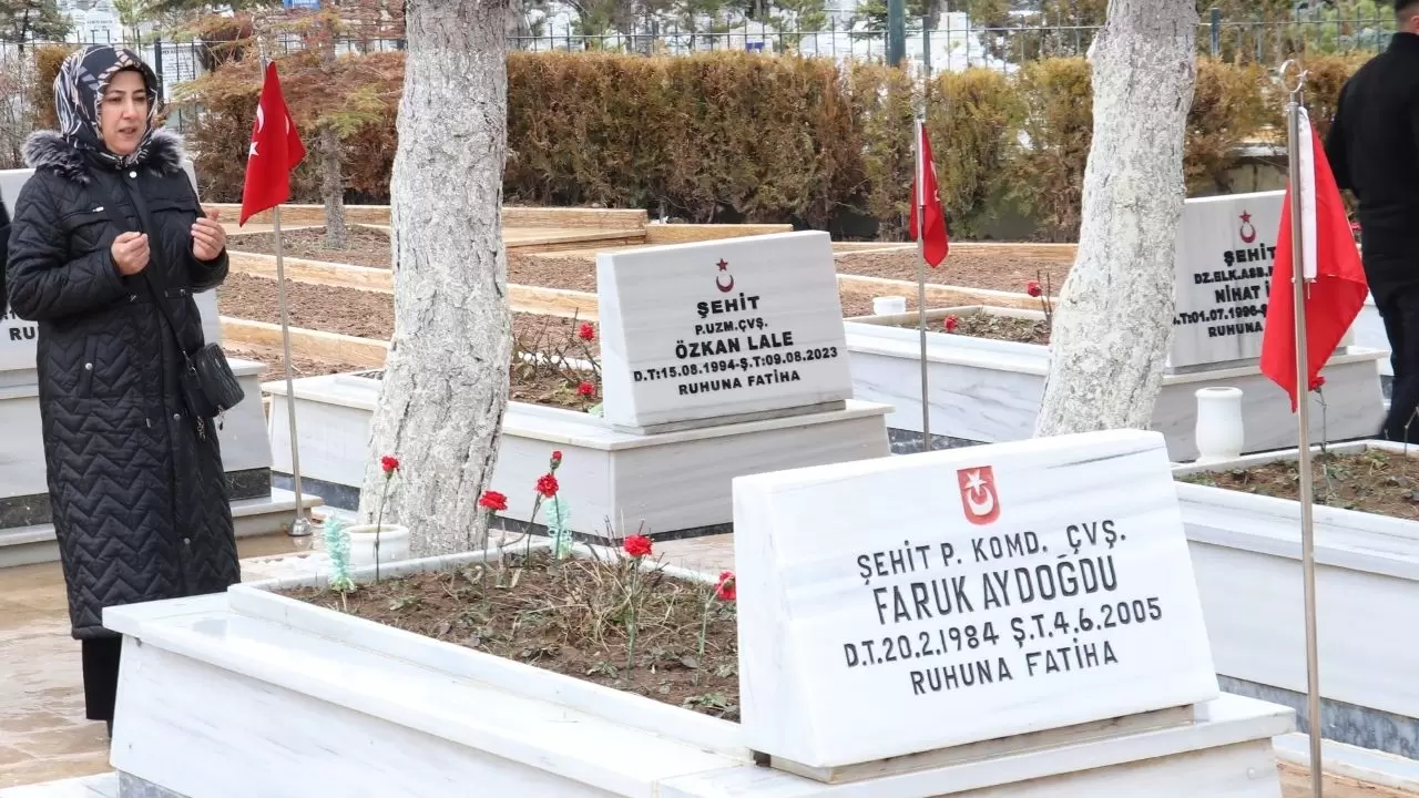 Sivas Şehitliğinde gözyaşları sel oldu! 9