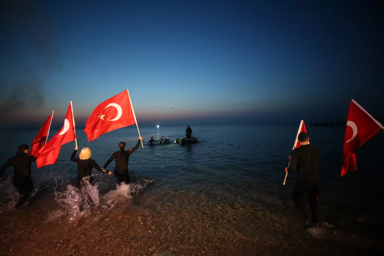 Çanakkale şehitlerinin anısına dünya rekoru kırdı: 36 saat su altında kaldı 11