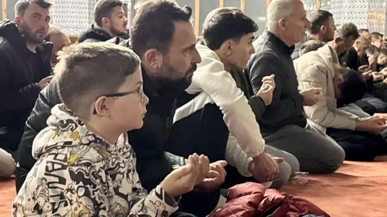 Türkiye Kadir Gecesi'nde camilere akın etti 4