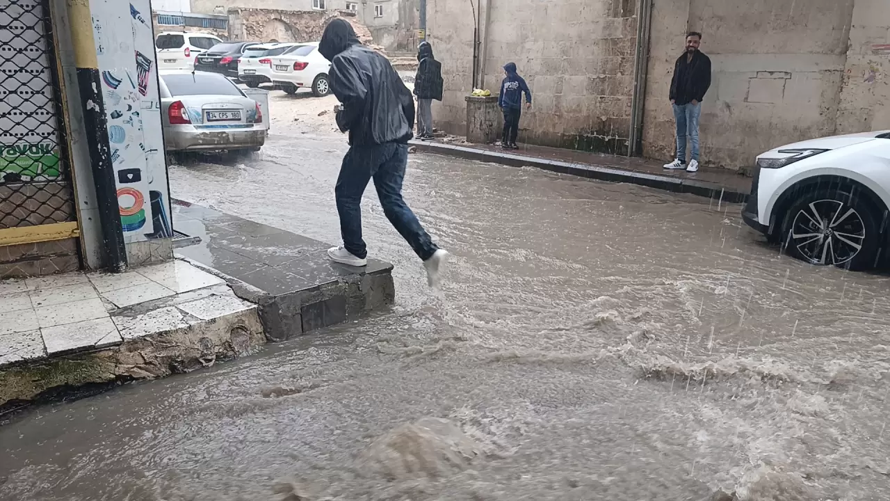 Şanlıurfa'da Ramazan Bayramı sel felaketiyle başladı: Cadde ve sokaklar göle döndü! 2