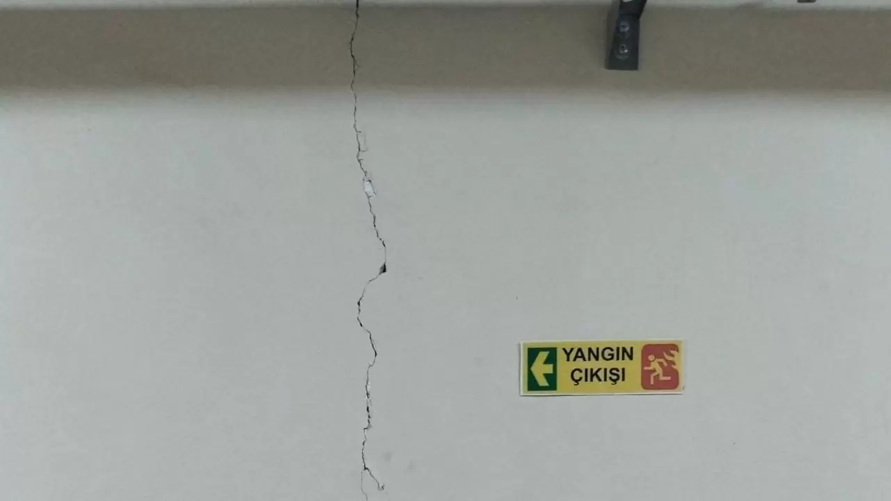 Okul duvarları çatladı, alçı ve sıvalar döküldü 2